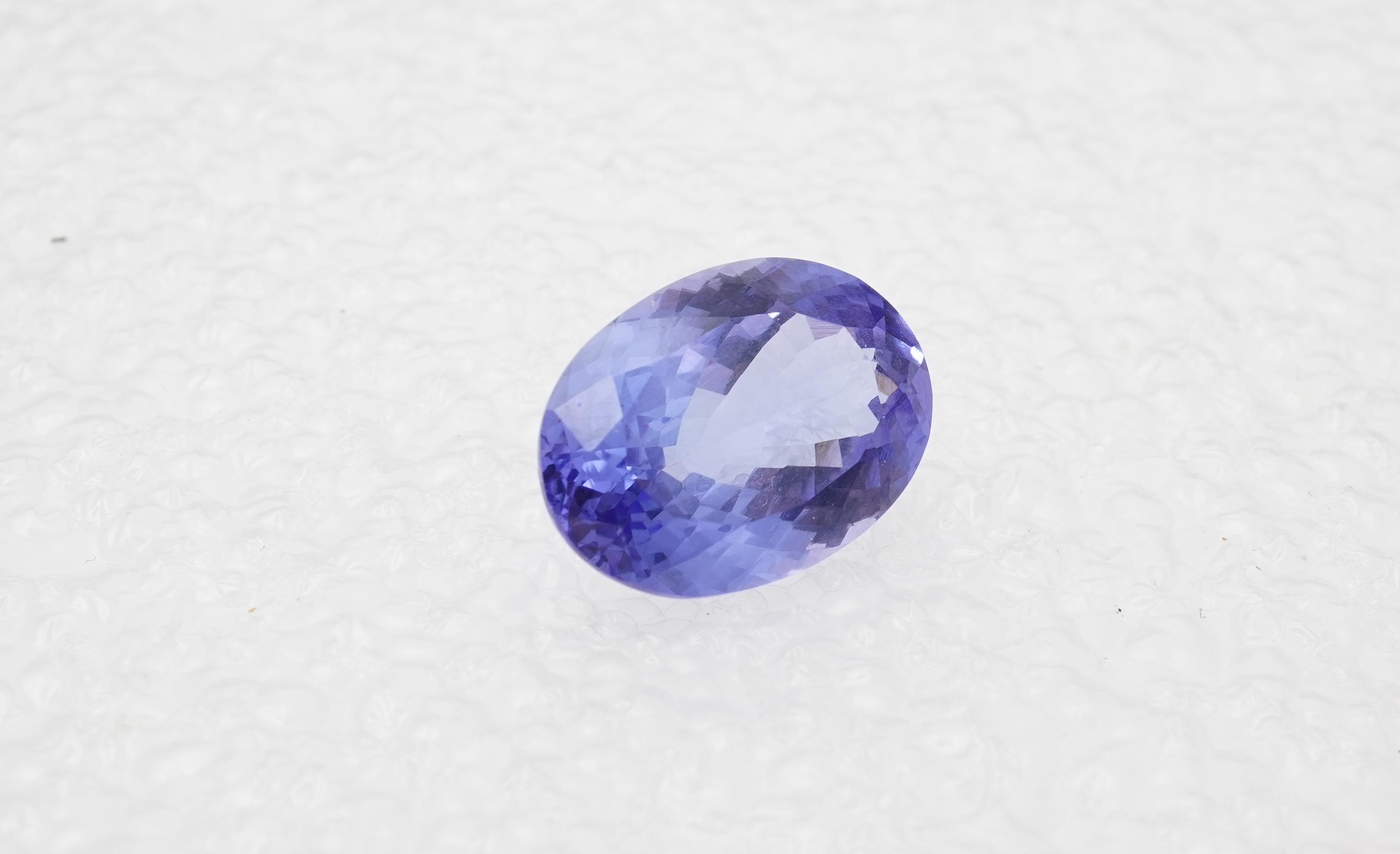 An unmounted tanzanite